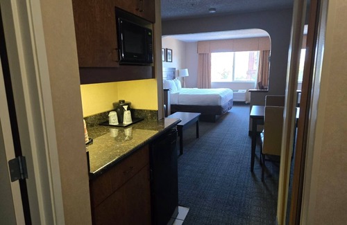 Medford Hotel | Charming 1-King Suite Bed with Cozy Style