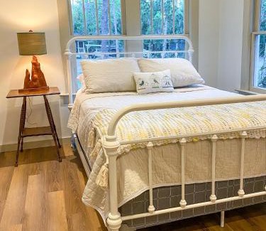 Yankeetown House | Charming 1940s Daybook Cottage on the Florida Hidden Coast