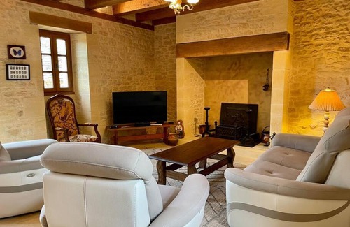 Vitrac House | Charming 19th Century Farmhouse with Pool