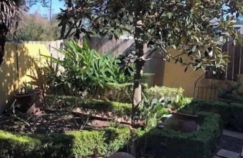 Houston House | Charming 2 bd townhome with private garden.