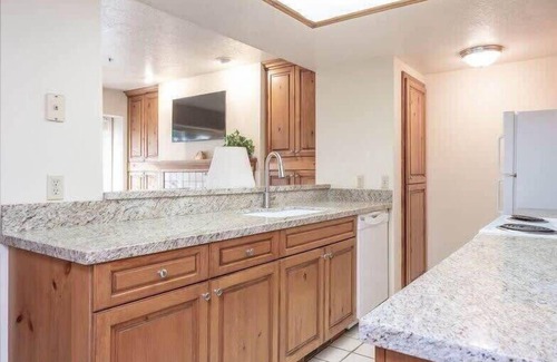 Deer Valley House | Charming 2 BDR Getaway w/Views & Private Hot Tub!