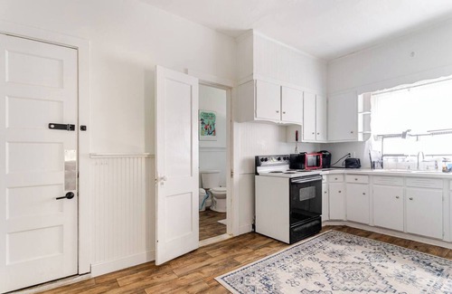 East Avenue Apartment | Charming 2-bdrm apt on lovely Park Ave. long-term option available