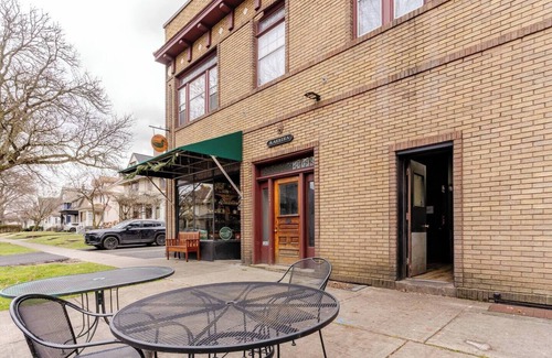 East Avenue Apartment | Charming 2-bdrm apt on lovely Park Ave. long-term option available