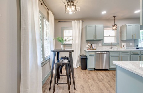 Miller House | Charming 2 bed/1 bath Tudor - Near Plaza & Midtown