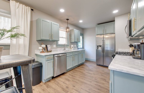 Miller House | Charming 2 bed/1 bath Tudor - Near Plaza & Midtown