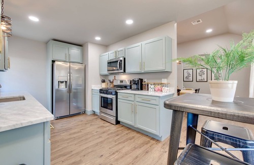 Miller House | Charming 2 bed/1 bath Tudor - Near Plaza & Midtown