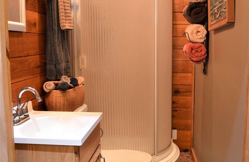 Flippin Cottage | Charming 2-bed/2 bath cottage with AC, a fishing dock, and a boat dock.