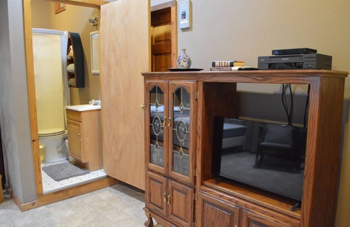 Flippin Cottage | Charming 2-bed/2 bath cottage with AC, a fishing dock, and a boat dock.