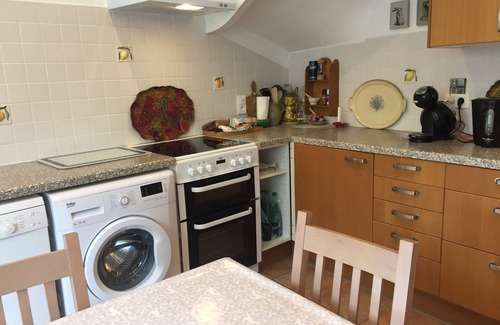 Quillan House | Charming 2 bed 2 bathroom house, secluded garden, sunny terrace, parking, wifi.