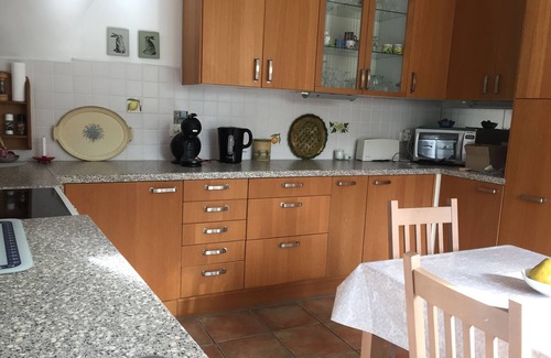 Quillan House | Charming 2 bed 2 bathroom house, secluded garden, sunny terrace, parking, wifi.