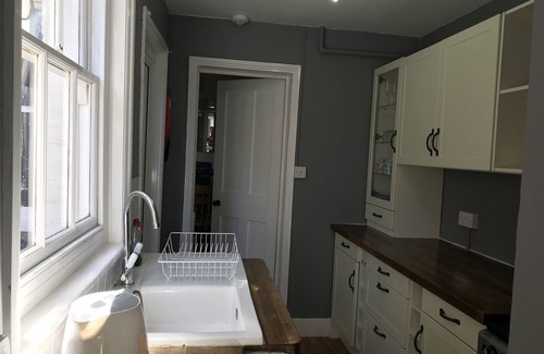 Canterbury House | Charming 2 bed cottage in the heart of Canterbury with parking nearby