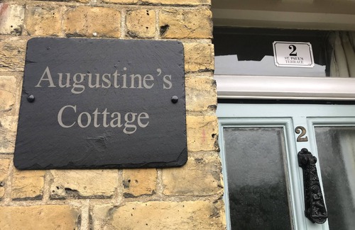Canterbury House | Charming 2 bed cottage in the heart of Canterbury with parking nearby