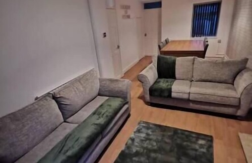 Landore House | Charming 2-Bed House in Swansea