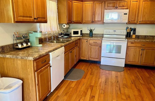 Lookout Mountain House | Charming 2-Bedroom Bungalow on Lookout Mountain