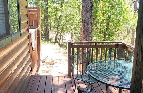 Pinetop Cabin | Charming 2-bedroom Cabin 3 in terrific Pinetop-Lakeside with WiFi & Hot Tub!