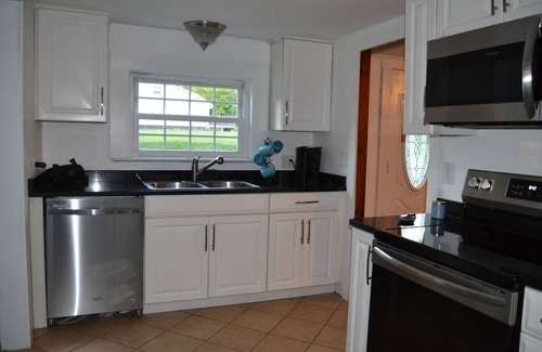 Pilot Mountain House | Charming 2-bedroom Cottage with AC and WiFi in Pilot Mountain