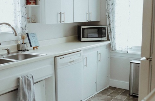 Grundy Center Apartment | Charming 2-bedroom apartment in awesome Downtown Grundy Center