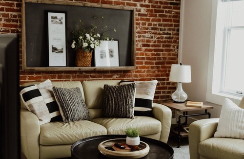 Grundy Center Apartment | Charming 2-bedroom apartment in awesome Downtown Grundy Center