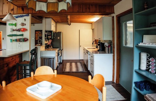 Hamburg Township House | Charming 2-bedroom house with King Bed, Kayaks, Fishing, AC,20 mins to Ann Arbor