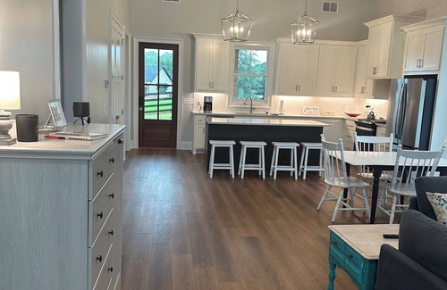 Bishop House | Charming 2-bedroom 2-bath house in Bishop - walk to the UGA equestrian complex