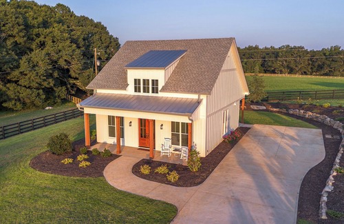 Bishop House | Charming 2-bedroom 2-bath house in Bishop - walk to the UGA equestrian complex