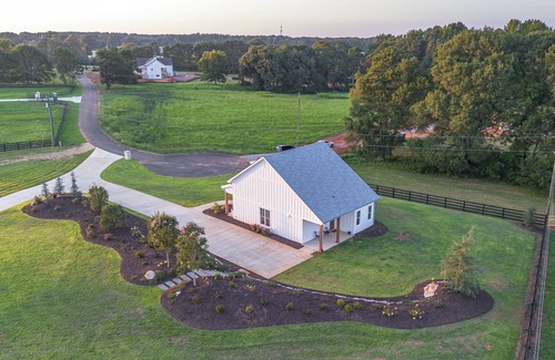 Bishop House | Charming 2-bedroom 2-bath house in Bishop - walk to the UGA equestrian complex