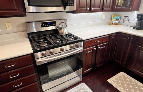 Cincinnati House | Charming 2-bedroom 2 1/2 bath House with WiFi and AC in fabulous Cincinnati