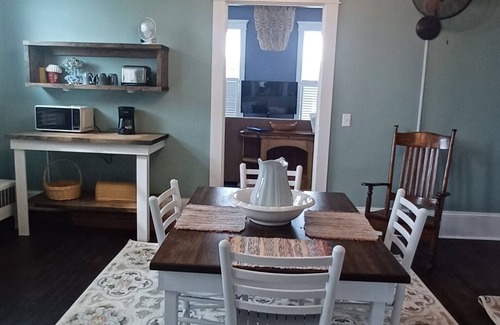 Petersburg Cottage | Charming 2-bedroom apartment in quiet downtown neighborhood in Petersburg