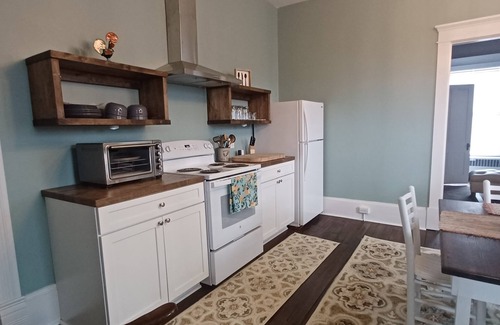 Petersburg Cottage | Charming 2-bedroom apartment in quiet downtown neighborhood in Petersburg