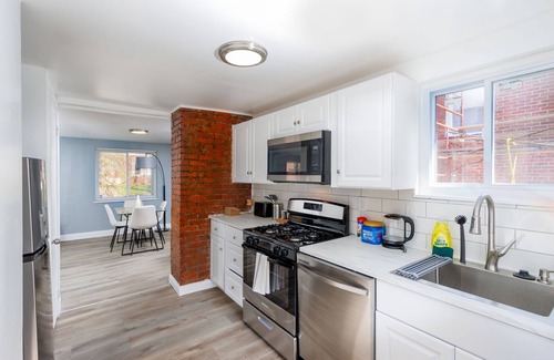 Pittsburgh Apartment | Charming 2-bedroom apartment with Parking & WiFi in peaceful Pittsburgh