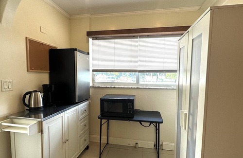 Haverhill Apartment | Charming 2-bedroom Apartment in Palm Beach Near Airport with Pool/Gym Access