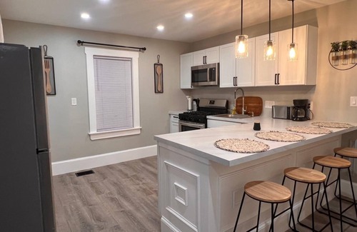 Sharon Apartment | Charming 2-bedroom apartment in nice Sharon with WiFi, AC near Gillette Stadium