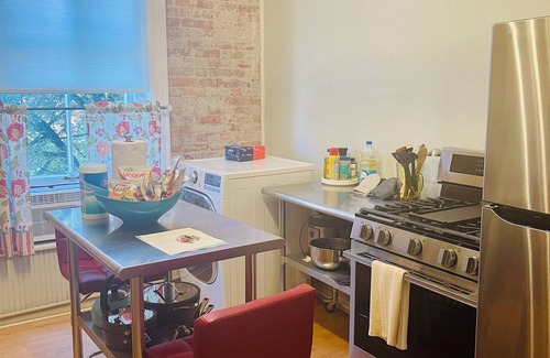 Warren Apartment | Charming 2-bedroom apartment in peaceful Warren with AC