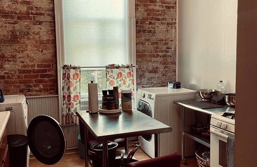 Warren Apartment | Charming 2-bedroom apartment in peaceful Warren with AC