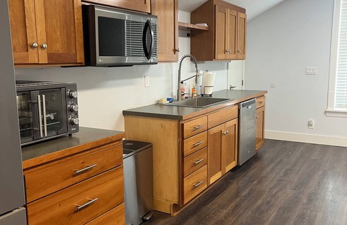 Creswell House | Charming 2-bedroom attached apartment with AC, WiFi in adorable Creswell