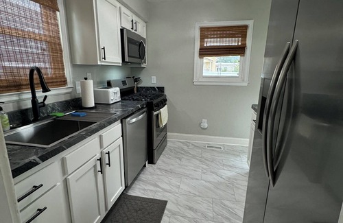 Spring Hill House | Charming 2-bedroom Bungalow - Close to Everything!