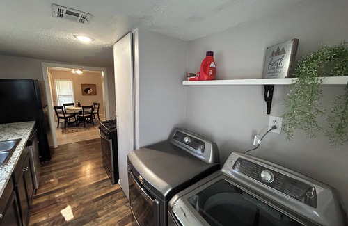 Stillwater House | Charming 2-bedroom bungalow with WiFi and AC in brilliant Stillwater