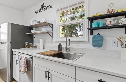 Lebanon Apartment | Charming 2-bedroom bungalow in Lebanon.