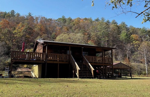Eagle Rock Cabin | Charming 2-Bedroom Cabin Nestled on Craig Creek in Eagle Rock