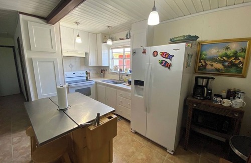 Grand Isle Cottage | Charming 2-bedroom cottage walk to the ocean or bay!