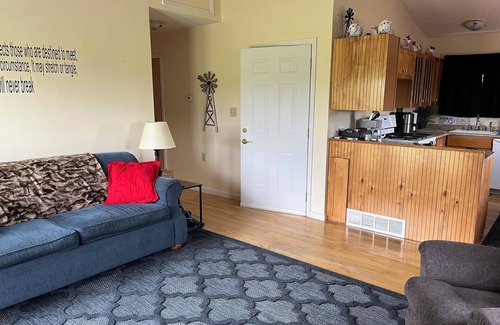 Middlebury Cottage | Charming 2-bedroom cottage with WiFi, AC in peaceful Middlebury