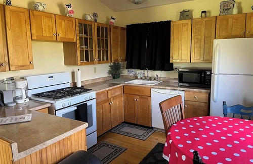 Middlebury Cottage | Charming 2-bedroom cottage with WiFi, AC in peaceful Middlebury