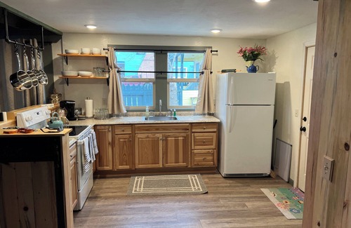 Reed Point Cottage | Charming 2-bedroom cottage in lovely Reed Point with WiFi, AC