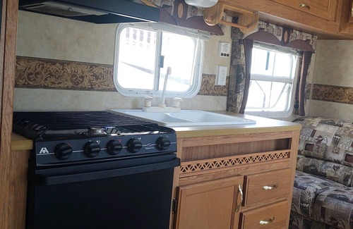 Homosassa RV Rental | Charming 2-bedroom Camper in enchanting Homosassa with AC, WiFi and more.