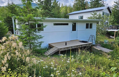 Ashton Creek Cottage | Charming 2-bedroom cottage in Enderby with AC, WiFi and Kitchenette.