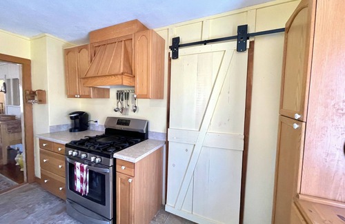 West Harwich Cottage | Charming 2-bedroom cottage in fabulous Harwich with WiFi, AC