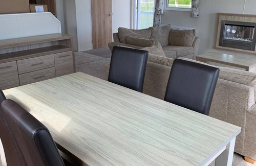 New Romney Cabin | Charming 2-Bedroom Lodge in a Peaceful Setting By the Beach