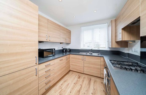 Gravesend House | Charming 2-Bedroom House in Northfleet