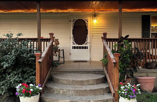 Hutchinson House | Charming 2-bedroom house in Hutchinson with WiFi, family-friendly.