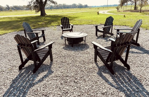 Hutchinson House | Charming 2-bedroom house in Hutchinson with WiFi, family-friendly.